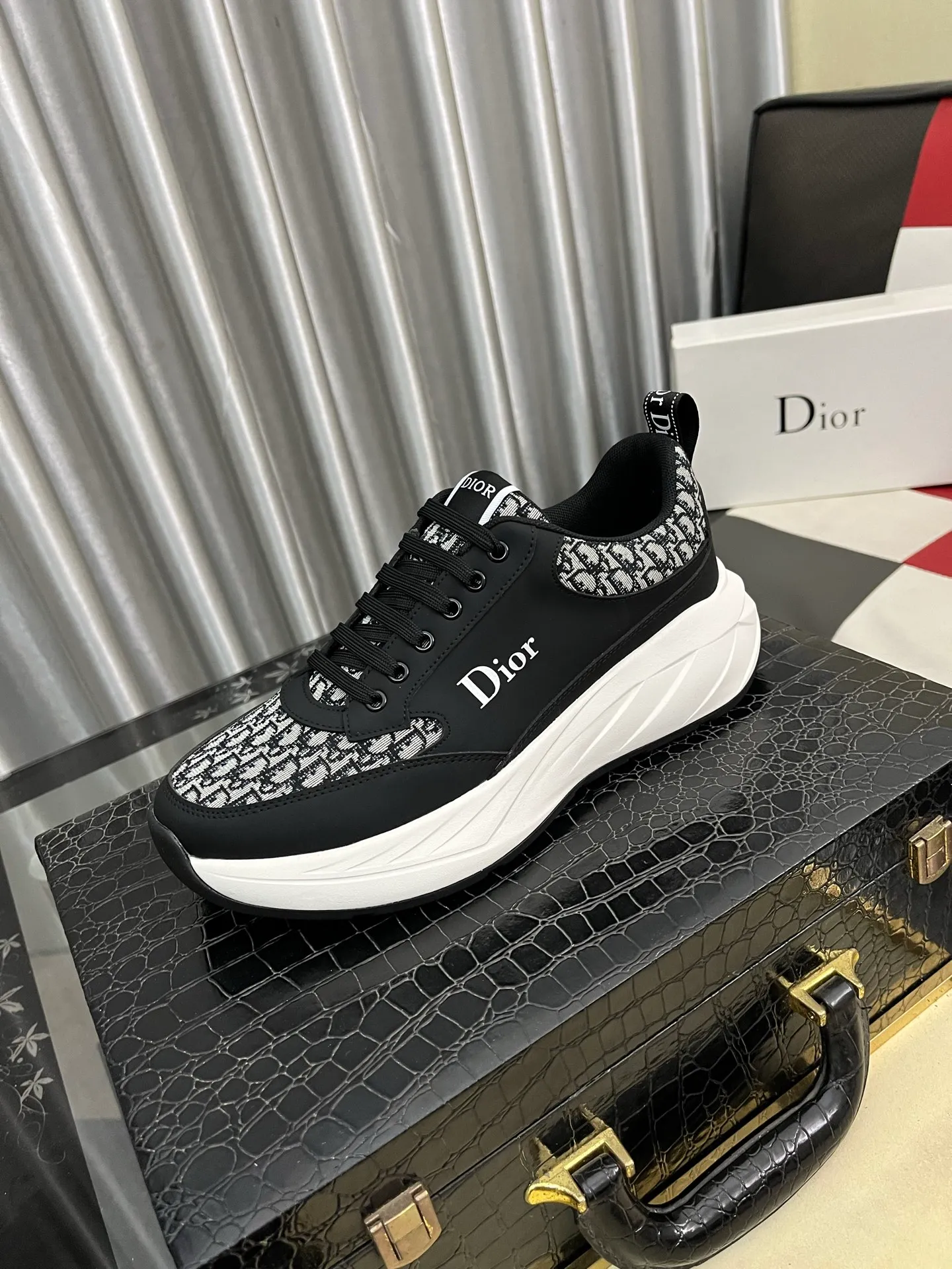 Ex-factory price: 438⌚️⌚️[Dior] Dior’s new men’s genuine leather casual shoes, the highest version on the market, any comparison is welcome🆚! The original leather has excellent texture and is super high-end! Fetal sheep net lining imported from Italy, removable pad! Luxurious materials and fine workmanship, highly recommended! Code number: 38-443️⃣Colors available